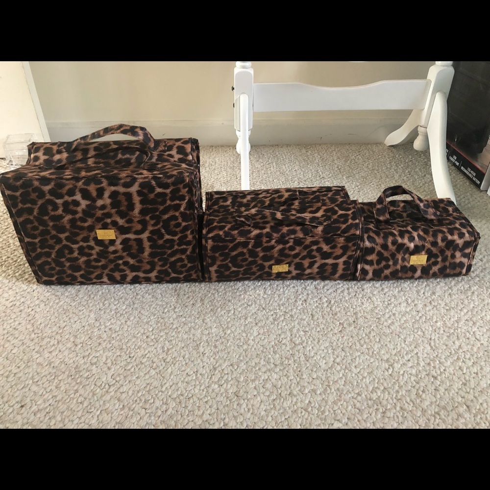 Traveling make up cosmetic bags organizers